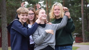Deltagare visar hur en övning kan se ut. Tyra Wingren, Alva Runberg, Tyra af Kleen, Frida Hanslep-Kellen spelar teater.