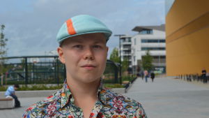 Onni Purhonen är abiturient i Tölö gymnasium. En ung kille med hatt tittar mot kameran.