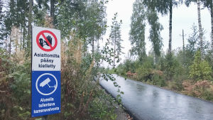 Polisen gjorde en räd i Illby i Borgå Skylt vid vägkant som säger att asiattomilta pääsy kielletty