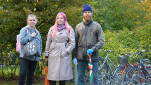 Från vänster Annina Forsblom, Rosanna Fellman och Kimmo Makkonen. Tre unga personer står på rad framför några cyklar och ser allvarsamt in i kameran.