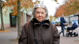 Madeleine Wessman har levt klimatvänligt redan länge. Madeleine Wessman står utomhus och tittar in i kameran.