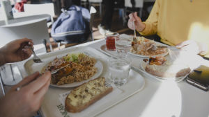 Förutom luncherna kommer nötkött även att försvinna från caféprodukter. Ruokailua UniCafessa.