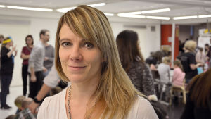 Linda Mannila skapade evenemanget. Linda Mannila med ett undervisningsutrymme i bakgrunden.