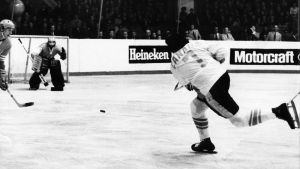 Phil Espositos Kanada besegrade Sovjet i "Summit Series" 1972. Phil Esposito skjuter ett skott mot Sovjets målvakt.
