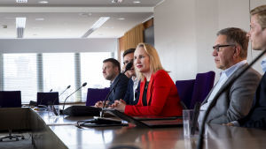 Förhandlingarna inom Teknologibranschen förväntas fortsätta åtminstone till torsdagen. I mitten arbetsmarknadsdirektören för Teknologiindustrin Minna Helle. Teknologiateollisuus ry ja Teollisuusliitto ry aloittivat 29. elokuuta 2019 Etelärannassa Helsingissä neuvottelut työehtosopimuksen uudistamisesta.