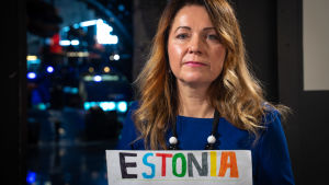 - De döda är värda sanningen. Siiri Same var bokförare och chef för en räddningsstation på Estonia 1994. Hennes sexåriga son Tanel gjorde en teckning av vraket medan Siiri låg på sjukhus i Mariehamn. Estoniaöverlevaren Siiri Same med teckningen som hennes son Tanel ritade 1994