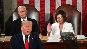 President Trump sa inte ett ord om riksrättsåtalet som ska avgöras på onsdag. I bakgrunden vicepresident Mike Pence och talmannen Nancy Pelosi. Trump, Mike Pence och Nancy Pelosi.