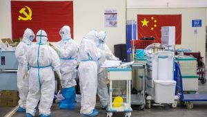 Varken någon ur Mirkas eller Wärtsiläs personal har dragit på sig coronaviruset. Sjukvårdspersonal som arbetar i ett mässcentrum i Wuhan som omvandlats till ett tillfälligt sjukhus. Bilden tagen på måndagen den 17.2.