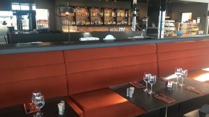 Restaurang GH Fyren har på kort tid blivit ett populärt lunchställe i Ekenäs. Restaurangen har också öppet under kvällar och veckoslut. Dukat bord på Restaurang GH Fyren i Ekenäs.