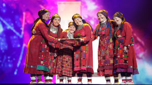 Venäjän sympaattinen mummokuoro on tänäkin päivänä yksi sydäntä lämmittävimmistä viisuesityksistä. Venäjän vuoden 2012 euroviisuedustaja Buranovskiye Babushki -mummoryhmä perinneasuissa lavalla.