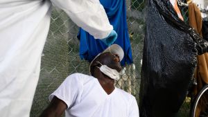 En hemlös man i Miami, Florida, reagerar när han testas för coronaviruset. USA gör fortfarande alltför få coronatester för att under trygga omständigheter kunna öppna upp ekonomin, anser experter. Hemlös man i Miami testas för coronaviruset.