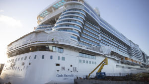 Arbetet med att färdigställa den senaste lyxkryssaren är på slutrakan vid Åbovarvet och en strejk kan få stora följder. fartyget costa smeralda i stor vit skepnad