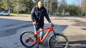 Dennis Karlsson förevisar en av fabrikens produkter. (Arkivbild) Man utomhus