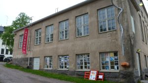 Många fönster med många rutor bildar ett fysiskt Instagramflöde på Artborg 35 i Nickby. Artborg 35