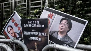Plakat i samband med en demontration i Hongkong visar bokförläggaren Gui Minhai (till höger) och hans kollega Lee Bo (till vänster). Plakat i samband med en demontration i Hongkong visar bokförläggaren Gui Minhai (till höger) och hans kollega Lee Bo (till vänster).