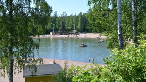 Oberoende av idrottsgren kan det alltid avslutas med ett dopp. En större simgrop där två barn står vid stranden.