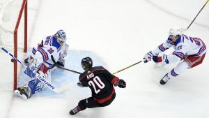 Henrik Lundqvist hade det tufft mellan stolparna mot Sebastian Aho och gänget. Carolina Hurricanes Sebastian Aho skjuter i väg ett skott mot Henrik Lundqvist.