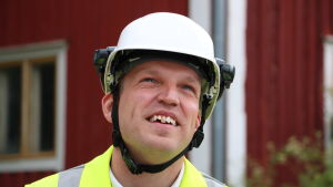 Christoffer Östberg är glad över att få vara en del av projektet. En man med vit skyddshjälm blickar uppåt.