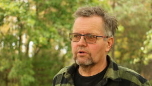 Hans Wickman i Övermark har sett en ökning i vildsvinspopulationen. En medelålders man med kort, lite gråaktigt hår och glasögon. Bakom honom syns träd med gröna och lite gula löv.