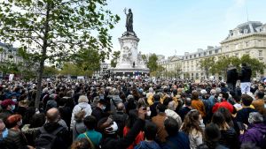 Historieläraren Samuel Paty hyllas på torget Place de la République i Paris. En folksamling på Place de la République-torget i Frankrike.