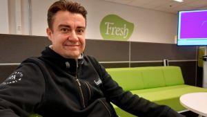 Man ska rekrytera folk baserat på kompetens och inte vem de är släkt med i personalen, säger Sami Haapasalmi. En glad man sitter i en grön soffa i ett kontor