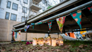 Den 16-åriga pojken dog i december i fjol. Kynttilöitä Koskelan murhapaikalla. Taustalla rakenteilla oleva kerrostalo.