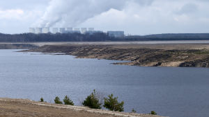 Bakom Cottbuser Ostsee står kolkraftverket Jänschwalde. Bakom Cottbuser Ostsee står kolkraftverket Jänschwalde