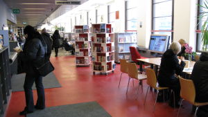 Bibliotek 10 i Posthuset är populärt, men alldeles för trångt. Här finns till exempel inga romaner längre - och inga svenska böcker. Bibliotek 10 är Helsingfors populäraste bibba.