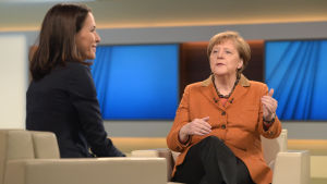 Tysklands förbundskansler Angela Merkel under en tysk TV-intervju med programledaren Anne Will