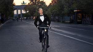 Max Raabe pyöräilee Berliinissä