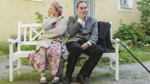 Eila Halonen och Hannu Kivioja som ett ljuvligt par, fullastade med skvaller om biskopsgatan. Eila Halonen och Hannu Kivioja i Jäljet-föreställningen på Biskopsgatan i Åbo.