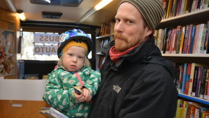Unto och Otto Samola hade tänkt låna böcker men det tillät inte datorsystemet. Untu och Otto Samola i bokbussen som för dagen är en valbuss.