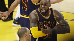 LeBron James var Clevelands bästa poängplockare i matchen. LeBron James är ursinnig på domaren.
