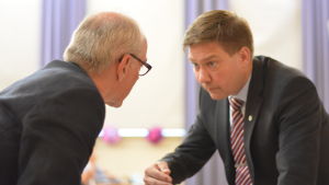 Ulf Heimberg (SDP) och Thomas Blomqvist (SFP) diskuterar. Men hur mycket var egentligen diskuterat i förväg? Thomas Blomqvist och Ulf heimberg diskuterar ivrigt.
