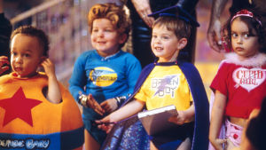 bild ur filmen superbabies. På bilden finns 4 småbarn med superhjältekläder på sig.