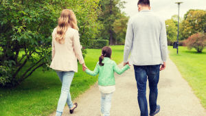 Processen för att få adoptera kan upplevas som lång, men både Rädda Barnen och Interpedia menar att den är rimlig även om det förekommer mera tidskrävande fall. Familj som promenerar i park.