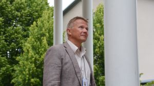 Kriminalkommissarie Leif Malmberg. Leif Malmberg utanför polishuset i Borgå.