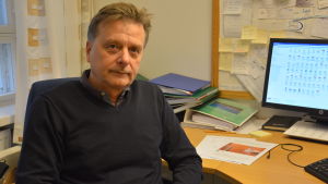 Raimo Parikka anser att det är viktig att man på Kimitioöns vatten alltid är bemannade Man vid skrivbord.