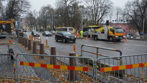 Gatuarbete vid Domkyrkotorget i Åbo, med nya stenpelare resta mot Nylandsgatan.