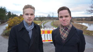 Jesper Savonheimo och Daniel Rönnberg. jesper savonheimo och daniel rönnberg som står på promenadsträckan längs med aura å i studentbyn