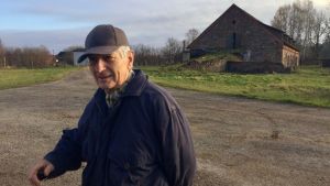 Toivo Univer, Pollis erfarne expert på allt som har med äppelodling att göra. Toivo Univer står på gården utanför den ladugård där äppelplantorna övervintrar.