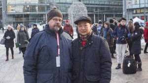 Veli Rosenberg (t.v.) och William Law var med och ordnade firandet. Veli Rosenberg (t.v.) och William Law på Narinkens torg i Helsingfors.