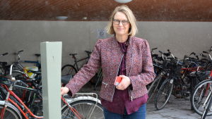 Rektor Gunnevi Kiiskinen tycker det har fungerat bra med passerkort under de första veckorna. Gunneli Kiiskinen använder ett kortlås.