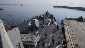 Manskapet ombord på den amerikanska jagaren USS Donald Cook förbereder avfärd från Larnaca på Cypern i söndags. Fartyget seglade mot Syrien med 60 Tomahawk-missiler ombord. Missilkryssaren USS Donald Cook förbereder avfärd från Larnaca på Cypern.