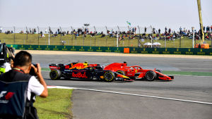 Max Verstappen körde in i Sebastian Vettel. Max Verstappen kör in i Sebastian Vettel.