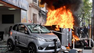 Vandaliserade bilar och motorcyklar under förstamajdemonstrationen i Paris. 