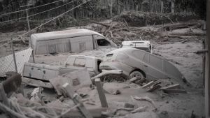 Bilar begravda av aska i San Miguel Los Lotes, en by ungefär 35 kilometer sydväst om Guatemala City. Bilar begravda av aska i San Miguel Los Lotes, en by ungefär 35 kilometer sydväst om Guatemala City.