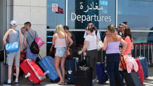 Turister köar till flygplatsen för att lämna Sousse och Tunisien dagarna efter terroristattacken i Sousse 2015. Turister köar för att lämna Sousse efter terrorattacken 2015.
