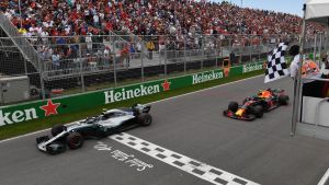 Bottas höll undan för Max Verstappen. Bottas korsar mållinjen före Verstappen.