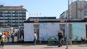 Infocontainern finns bredvid området där de arkeologiska utgrävningarna pågår. Infocontainer på Salutorget i Åbo